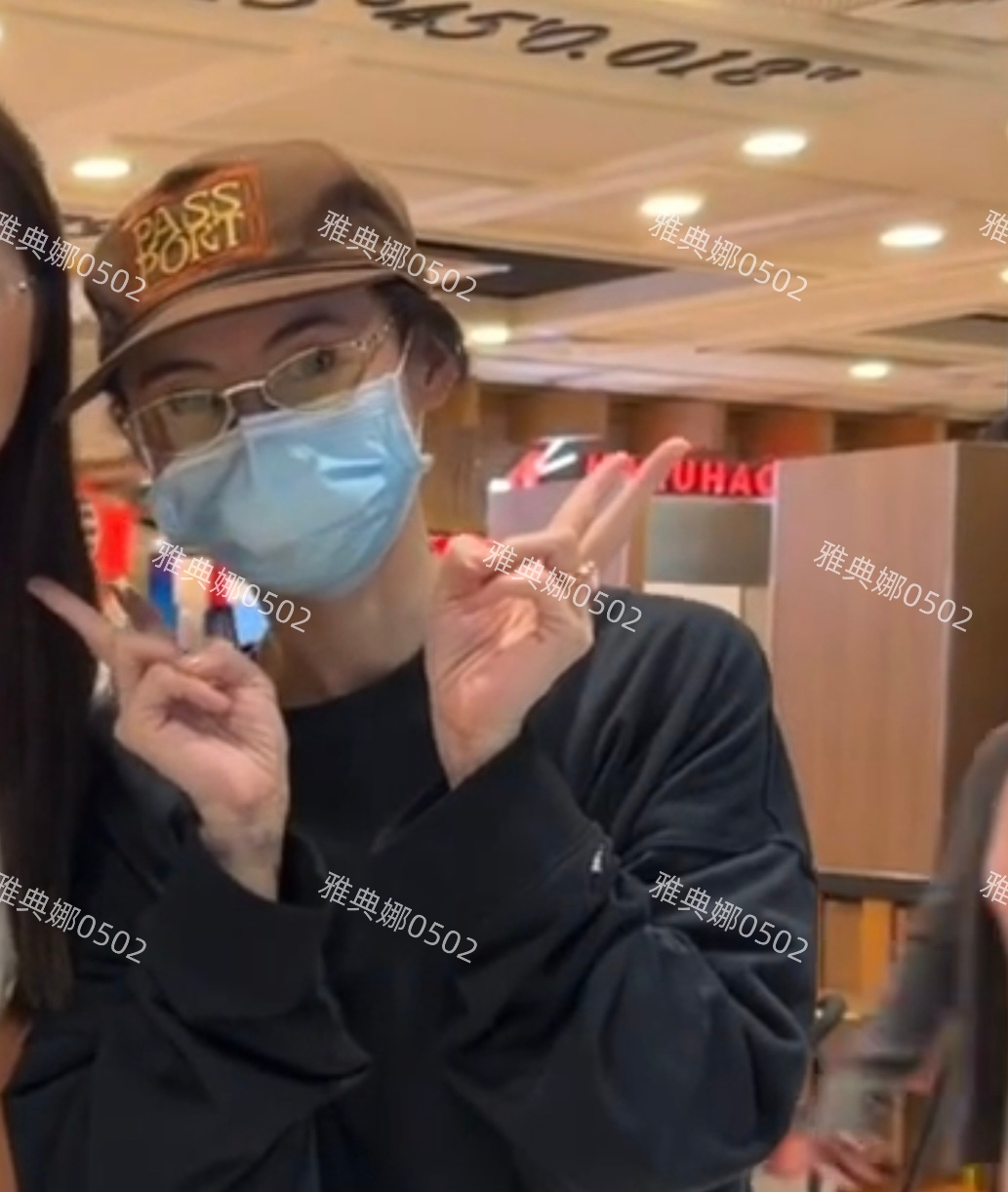 樟宜机场偶遇张柏芝独自一人吃咖喱饭，素颜也答应粉丝合影没架子