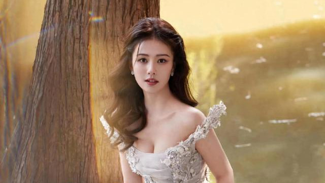 白鹿这组林间纱裙大片，把 “公主出逃” 的氛围感直接拉满！