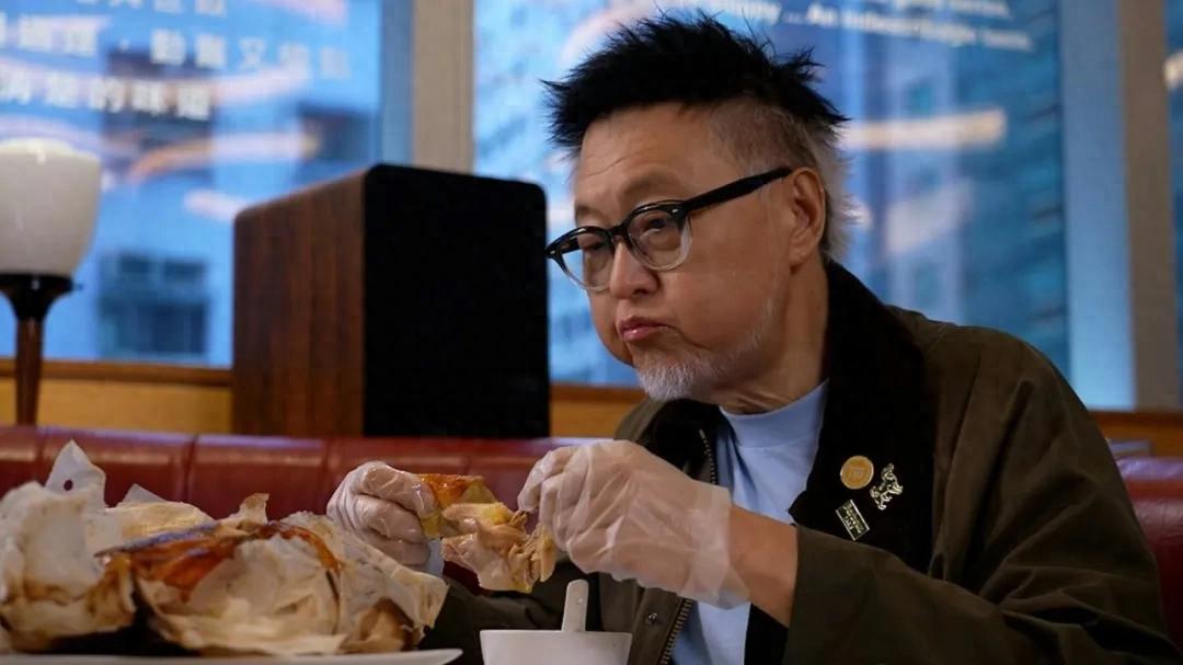 60岁知名港星近况曝光身形暴瘦，用拐杖弯腰走路被指像老翁