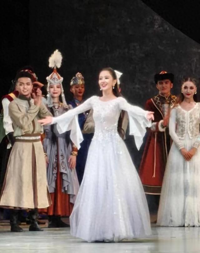 佟丽娅庆功宴脱妆照流出，肤黄如蜡瘦到脱相，和舞台判若两人