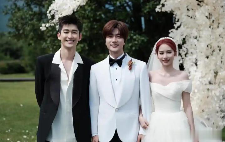 明星陆虎送亲妹出嫁，土路铺红地毯酒席简陋，妻子头发不梳穿睡衣