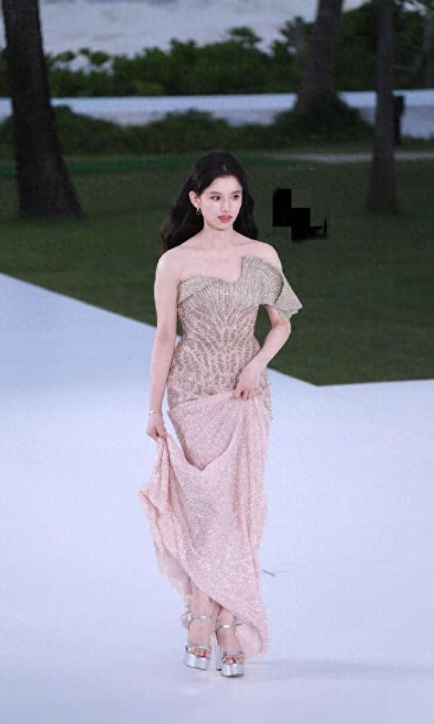 张婧仪ELLE风尚大典红毯活动，一袭玫瑰渐变色亮片长裙，美到犯规
