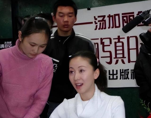 中国第一“裸模”汤加丽：走红后丈夫抛弃、父亲嫌丢脸，后来怎样