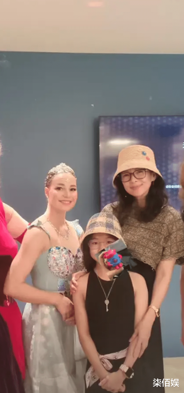 章子怡带女儿看演出,笑容温柔没有巨星气势,醒醒遗传汪峰近视眼