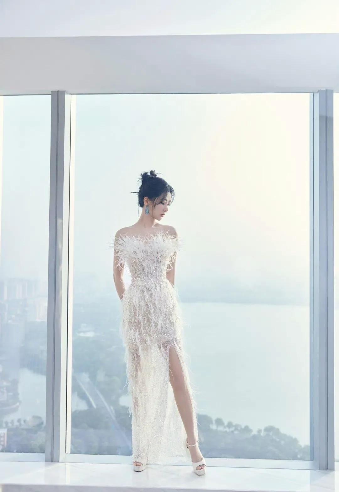 杨紫白色羽毛礼服，精致