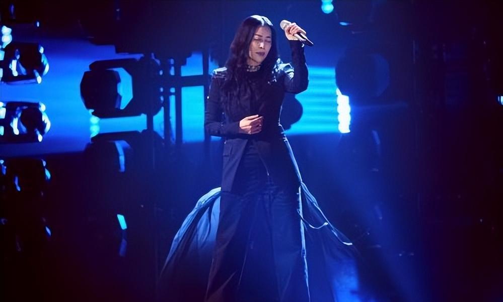 丈夫出轨风波真相大白3个月，58岁那英高调官宣喜讯，王菲没说错