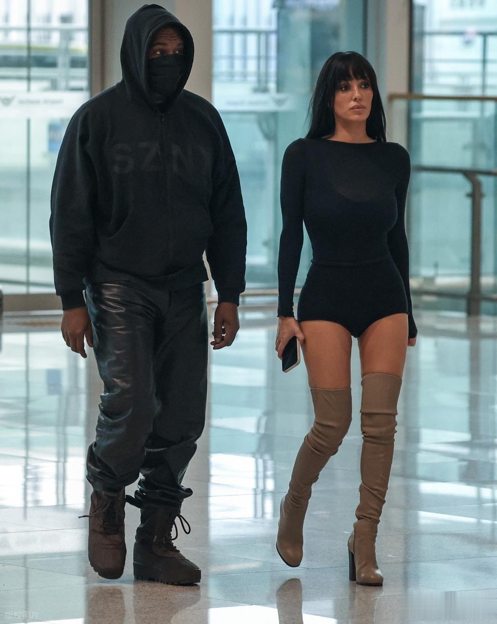 坎耶·韦斯特和比安卡·森索里手牵手抵达机场