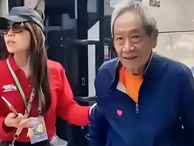 78岁王奎荣,一头白发,与小37岁娇妻一起,抚养年幼子女