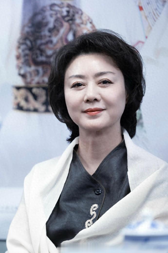 万万没想到,59岁“未婚未育”的李胜素,如今活成了“人生赢家”