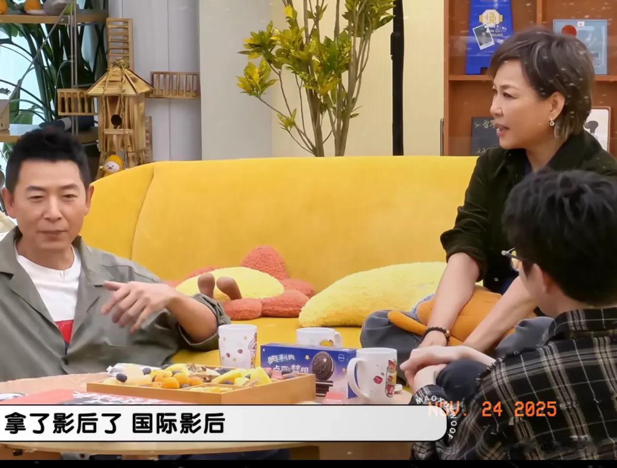 李静曝当年最难采访的艺人，气的她怒摔台本，评论区现2字男明星