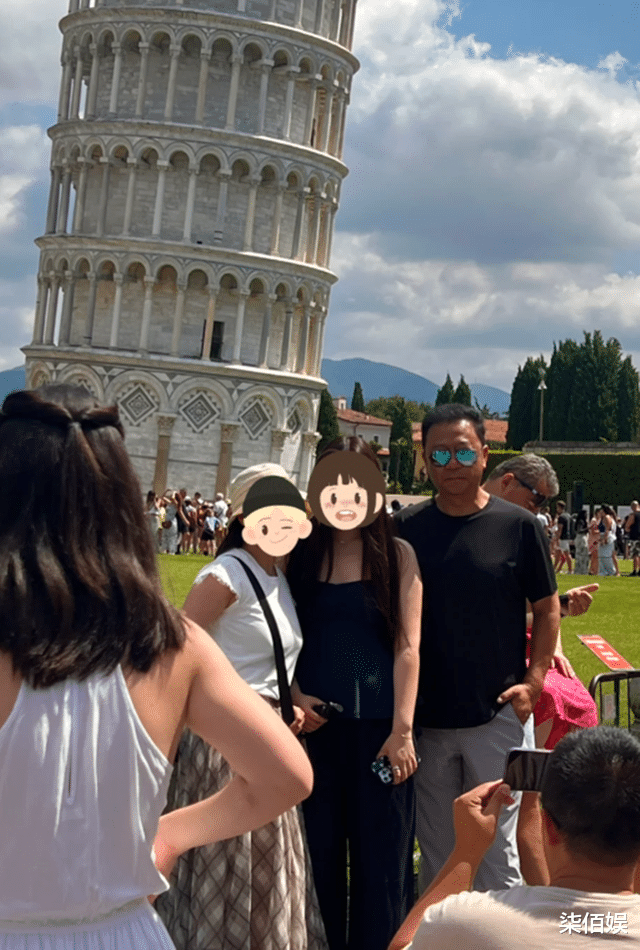 郭涛一家四口参观牛津大学，妻子穿瑜伽裤腿好粗，儿女都是大高个