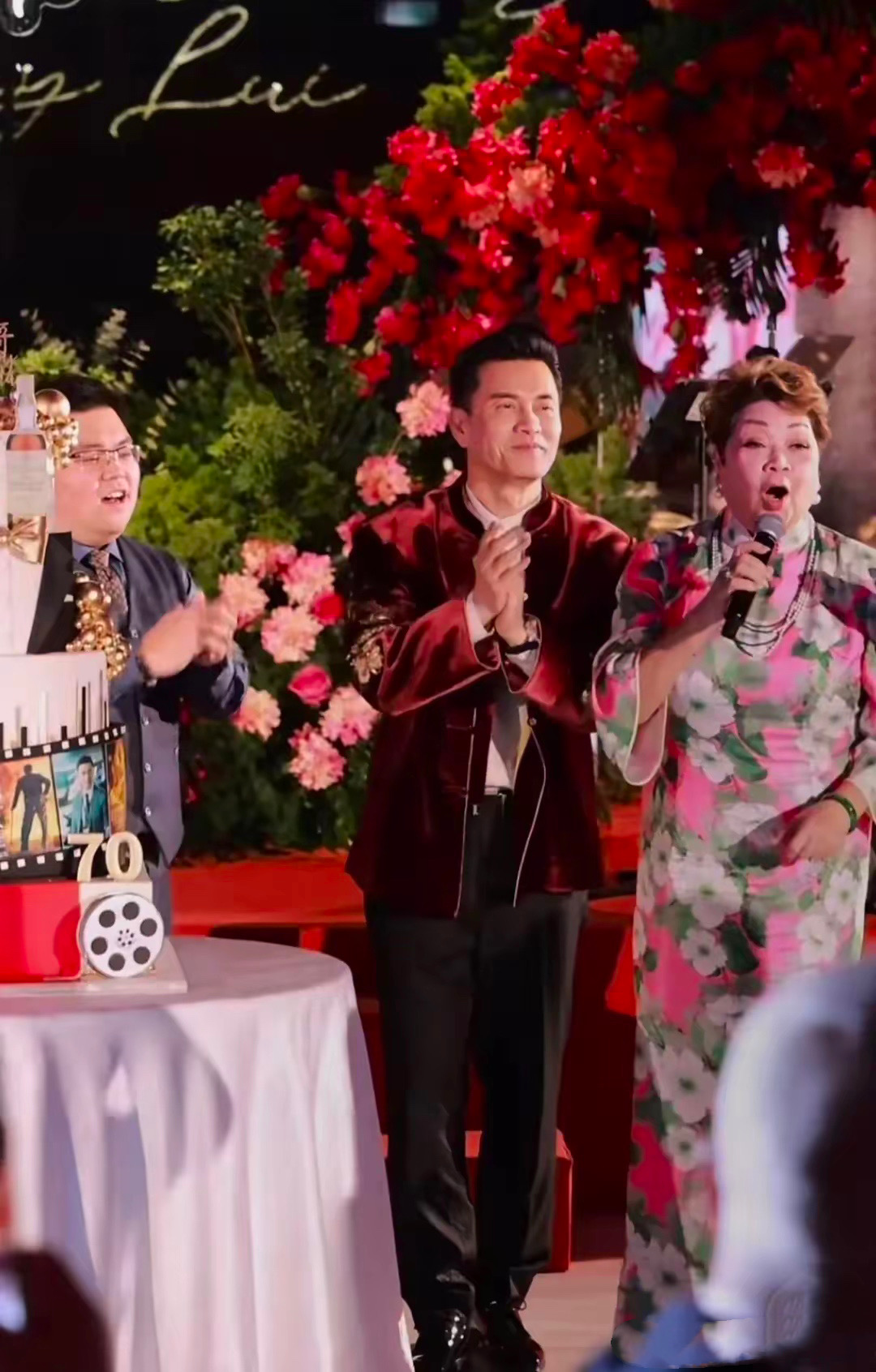 吕良伟70大寿：杨受成弯腰举杯、章小惠胖出水桶腰、王晶锅盖头。