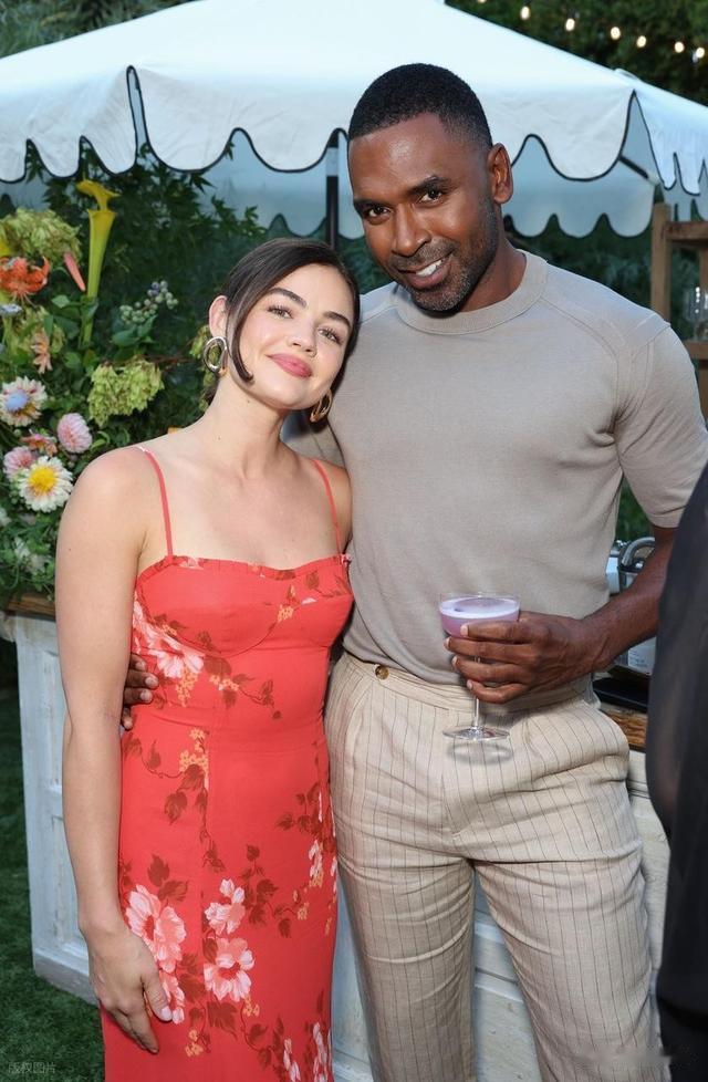 露西·海尔身穿红色印花吊带裙+金色耳环轻松浪漫