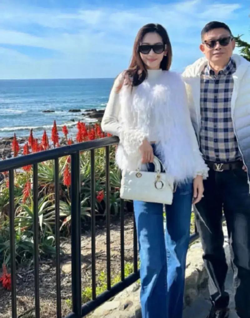 她是浙江知名主持,嫁富商定居美国,住大别墅生活奢华,5年生3娃