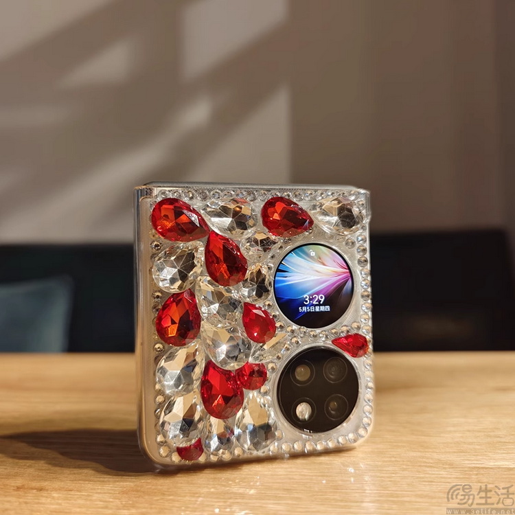 鑲鉆小折疊，讓我們想起了國產手機的“至暗時刻”