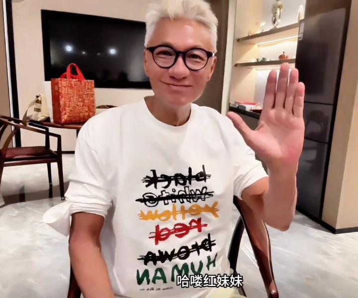 心酸!65岁港星景区打工,当年比肩刘德华,现如今成了酒糟鼻老汉