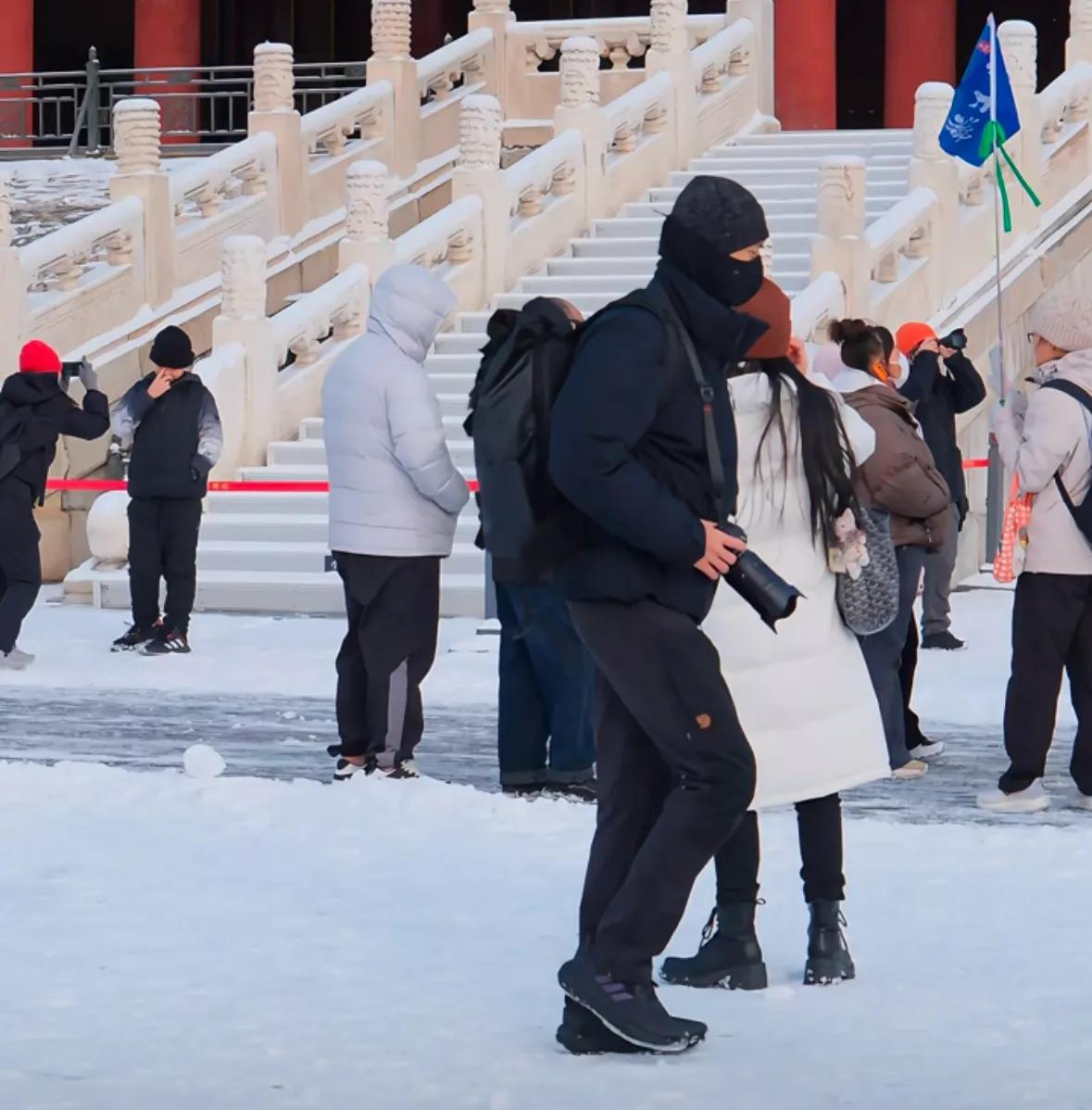 李现一身黑色穿搭,包裹严实化身摄影师,在故宫拍初雪被认了出来