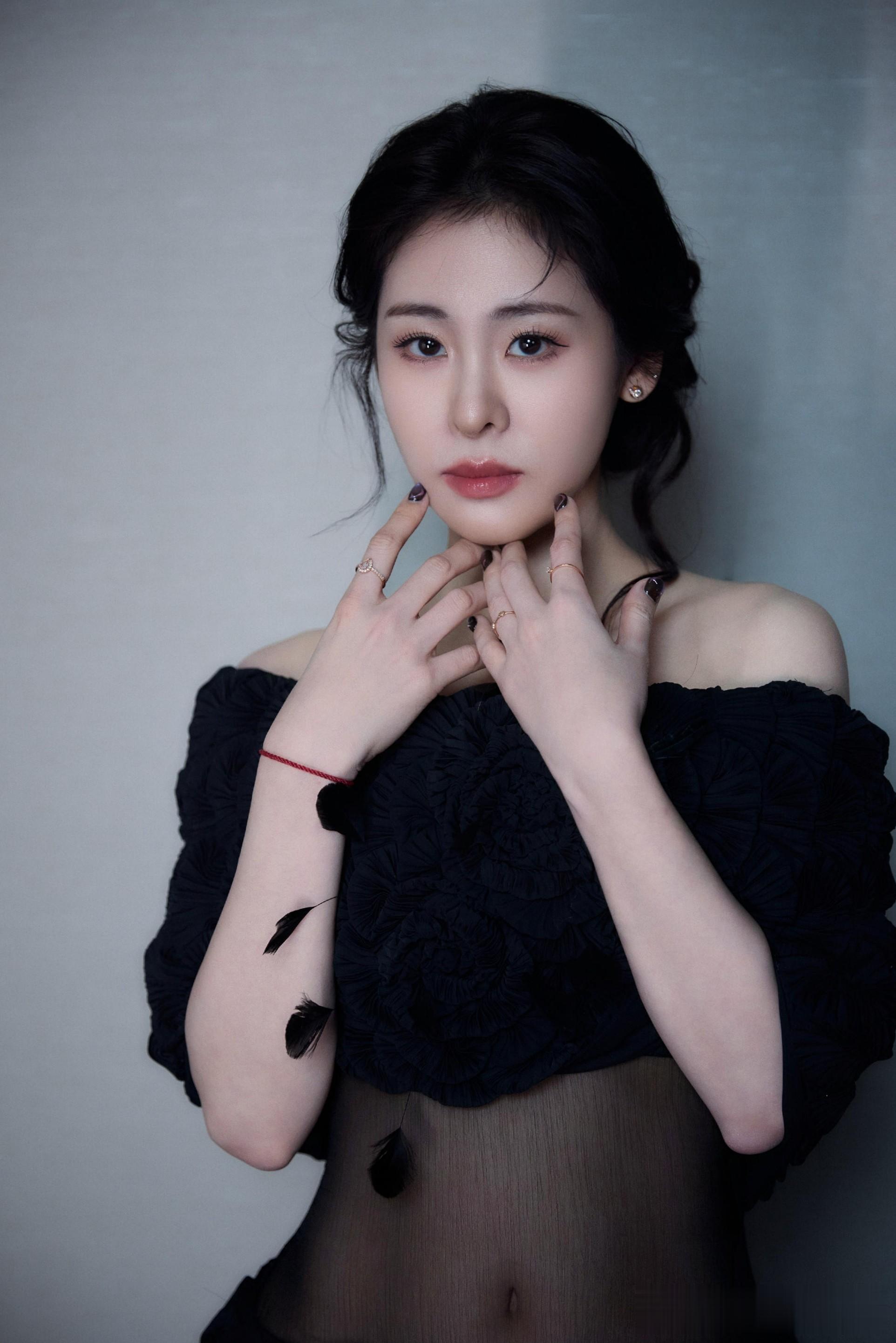 张碧晨云南被偶遇，真人脸又小又精致，无滤镜也好美啊！