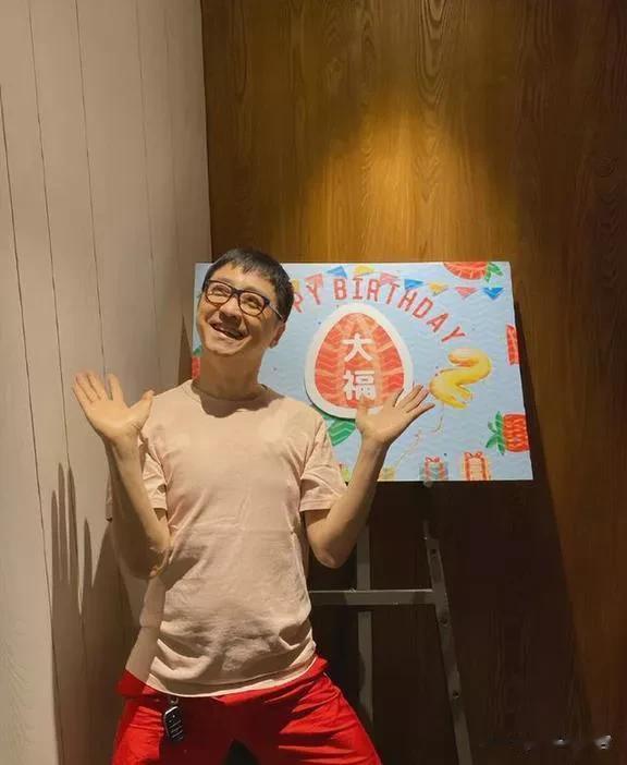 庾澄庆张嘉欣再婚九年，接爱女放学