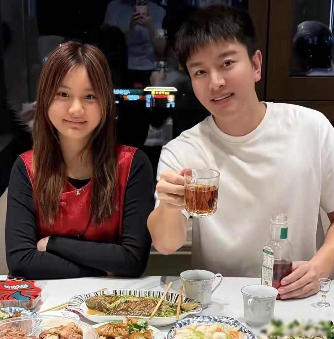 不可思议！大明星年夜饭竟出现外卖盒，网友：有没有可能全是外卖