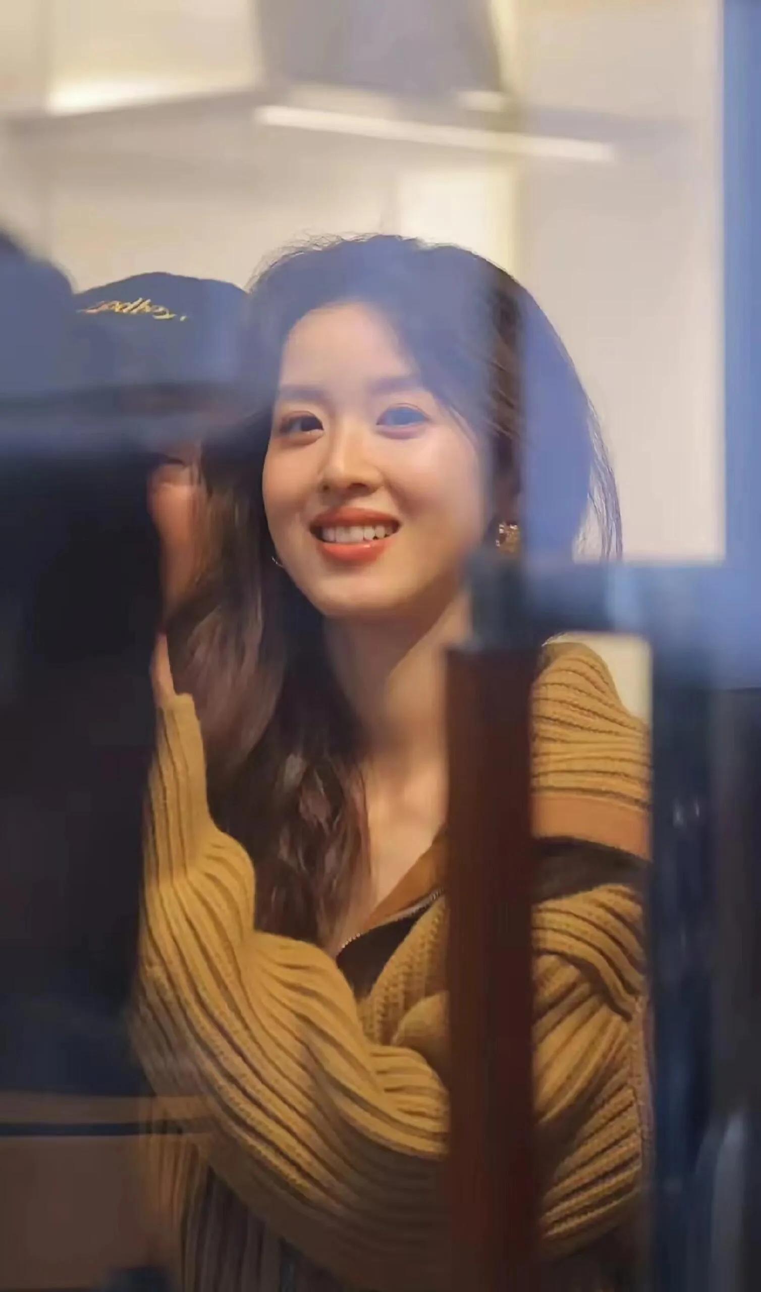 章泽天穿2万罗意威看展,头发乱糟糟不显贵气,确实像30多岁女人