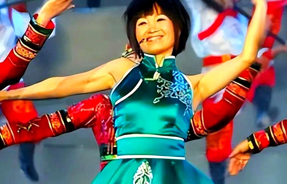 她连上4次春晚，和恩师同居怀孕，被骗流产，如今51岁依然单身！