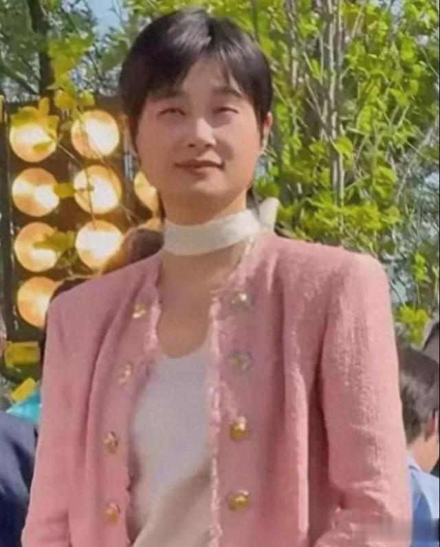 李宇春近照显疲态，41岁仍未婚未育，曾正面回应：我是自由的风