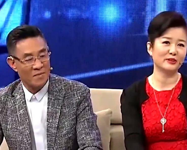 二婚嫁大13岁杜志国后,定居武汉素面朝天很自信,继子杜淳成心病