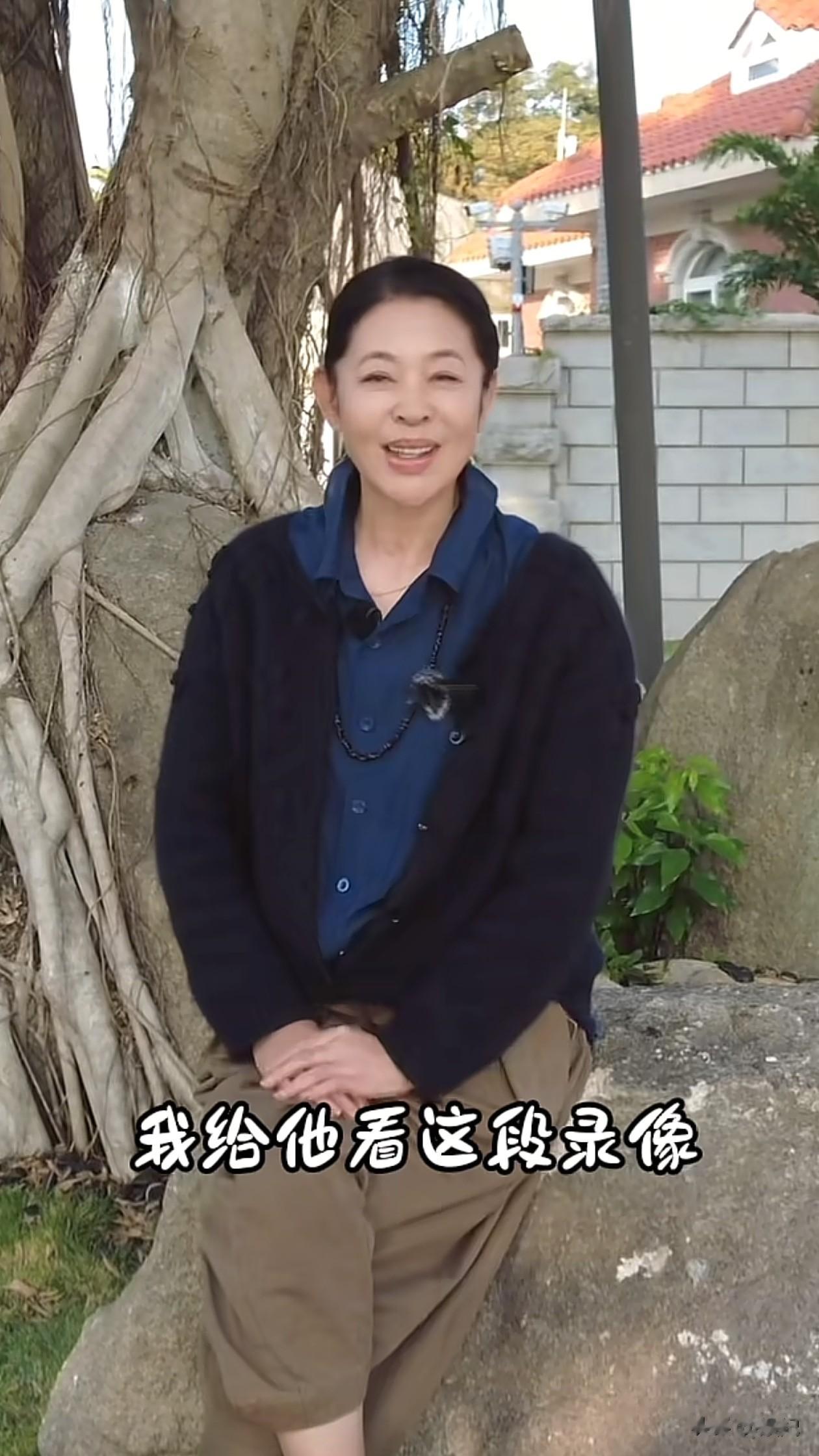 66岁倪萍最新穿搭:衬衫+小开衫+阔腿裤,洋气又减龄,看着像46岁