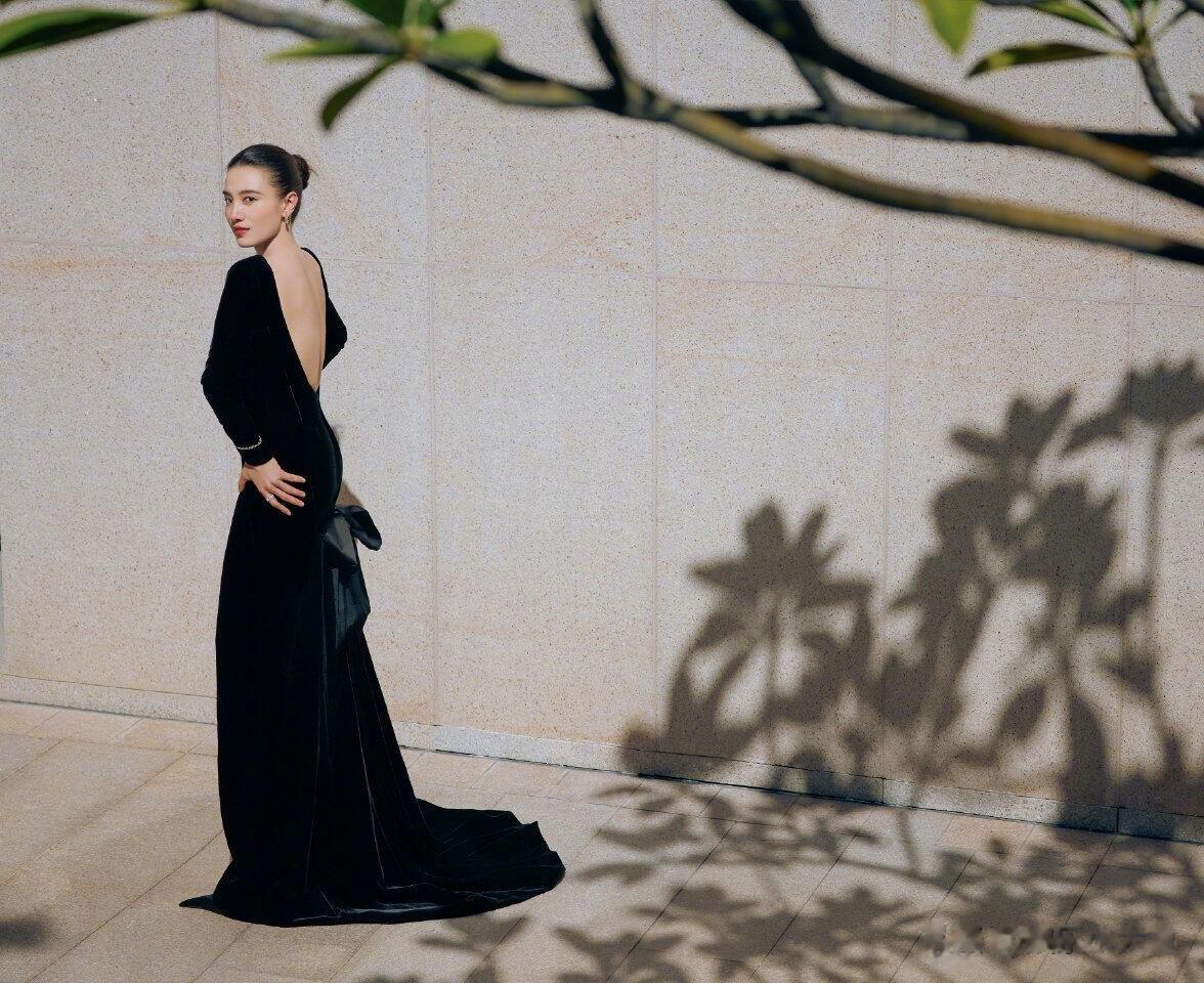 宋佳凭借《好东西》二封金鸡奖最佳女主角，颁奖典礼笑得好开心