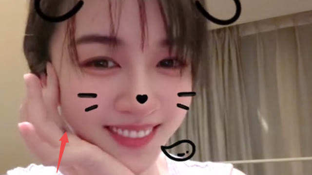 王晓晨回应与俞灏明领证，笑容甜蜜，手上没戴大钻戒但戴了情侣戒