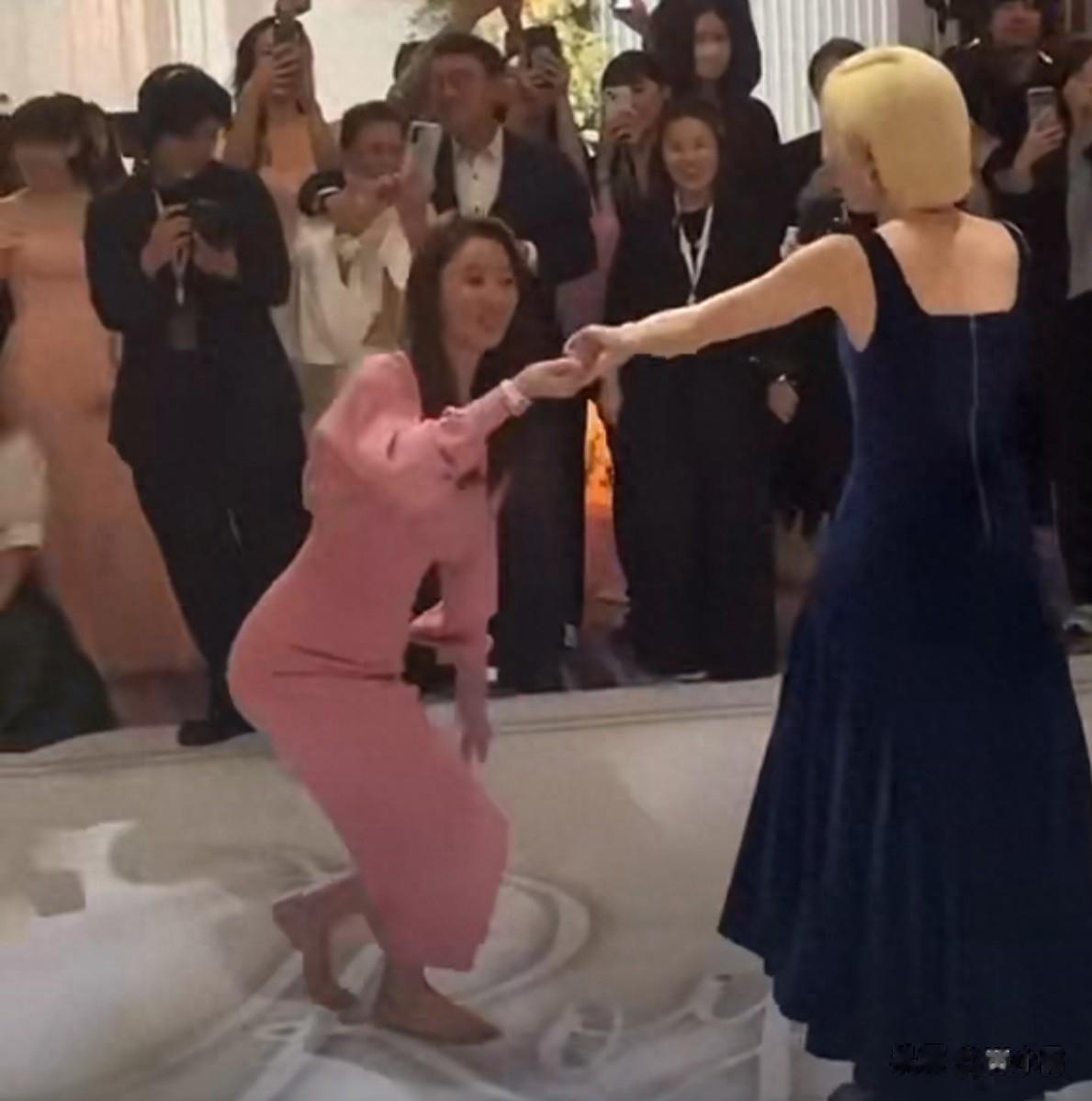 林心如在邱泽许玮甯婚礼光脚跳舞,许玮甯邱泽婚礼是老熟人聚会