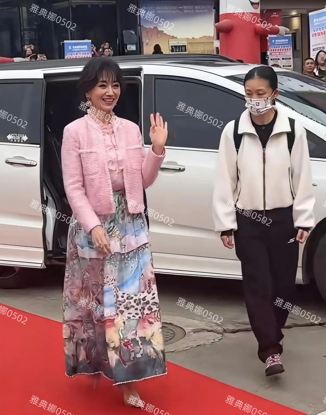 赵雅芝真不容易,72岁了还到处走穴捞金,连建材城的小活动都接