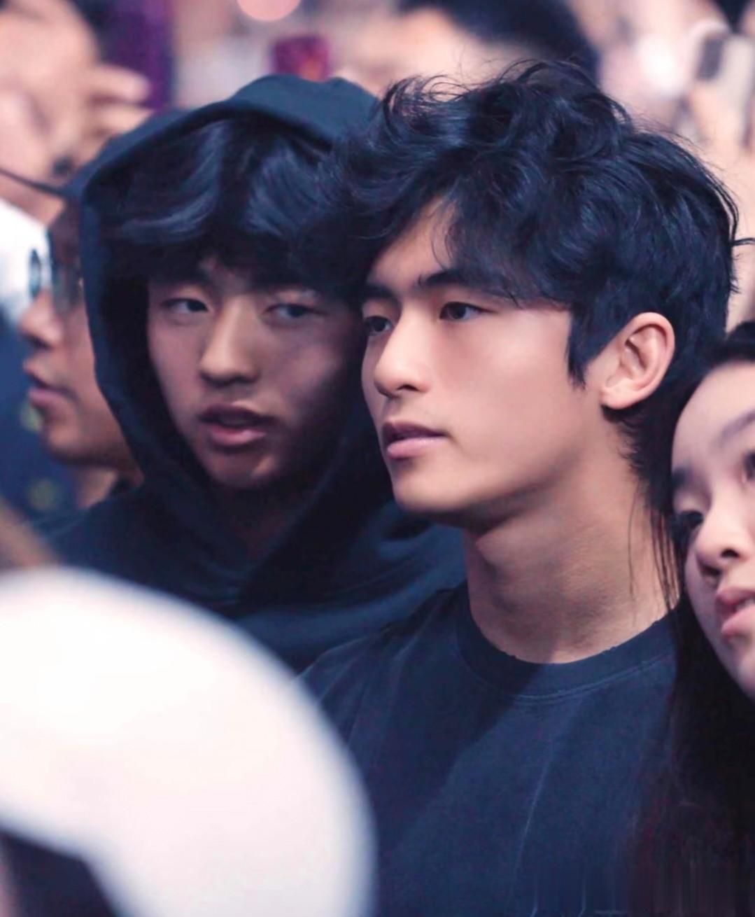 偶遇张柏芝大儿子，身高175cm，长相偏东南亚 和妈妈打电话说英文