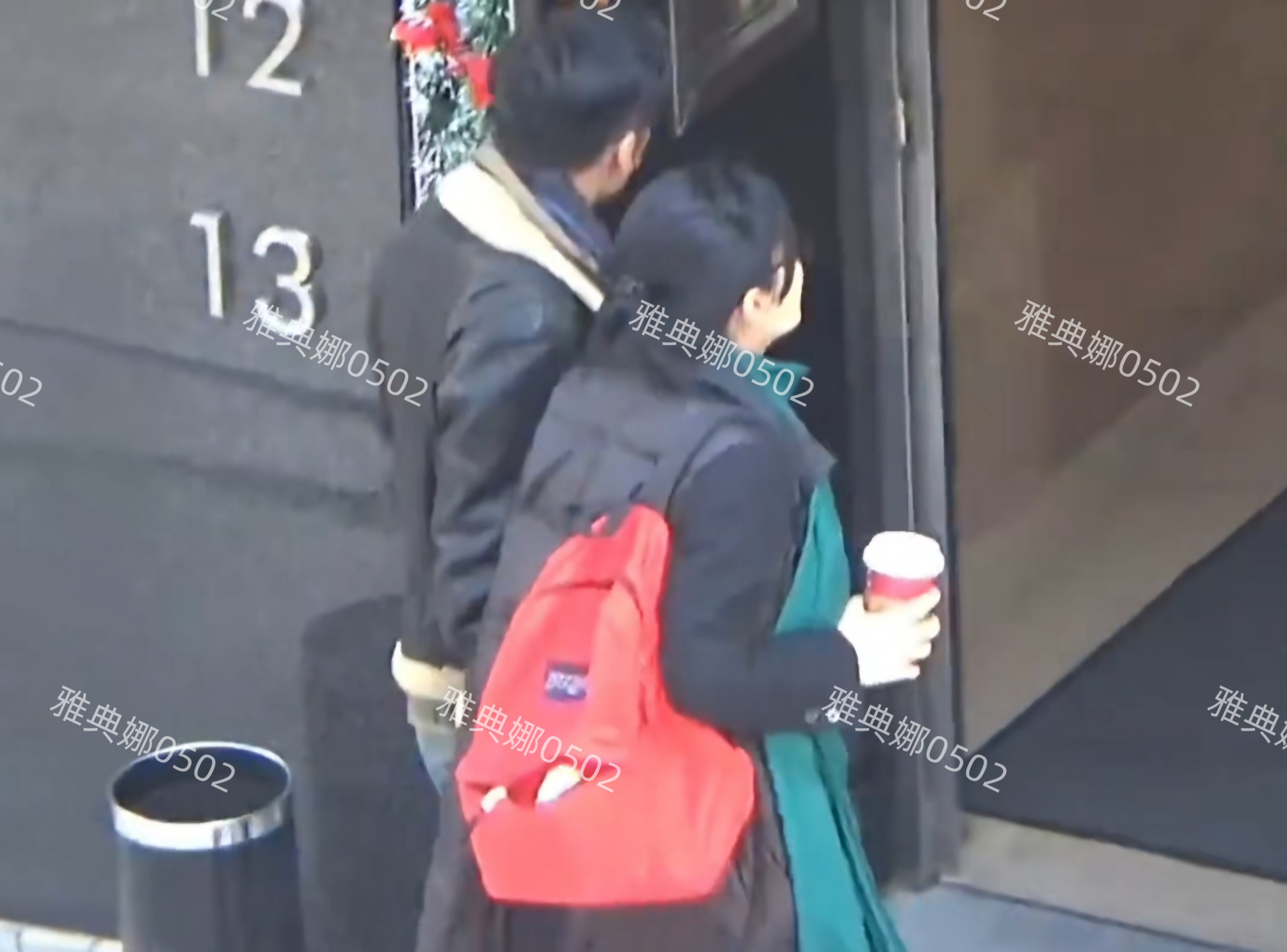 想不到王菲谢霆锋这两个又酷又高冷的人，私下居然手牵手这么甜!