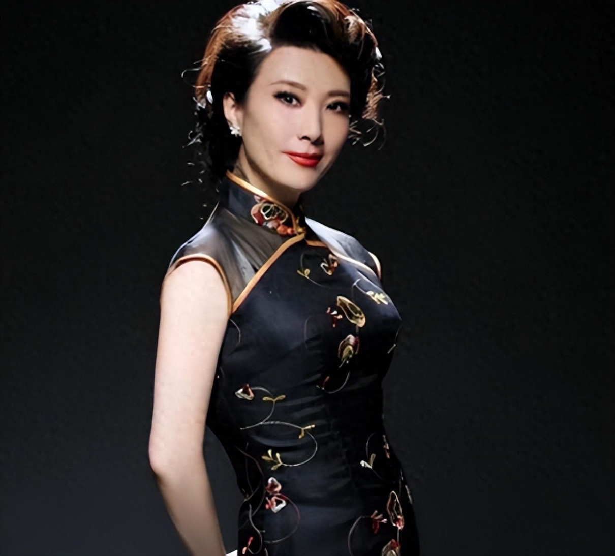 演员王静:因拒绝潜规则断送前程,如今62岁靠新身份惊艳众人