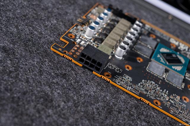 蓝宝石 RX 9060 XT 双版图赏：氮动铁血与极地白骑士的性能美学