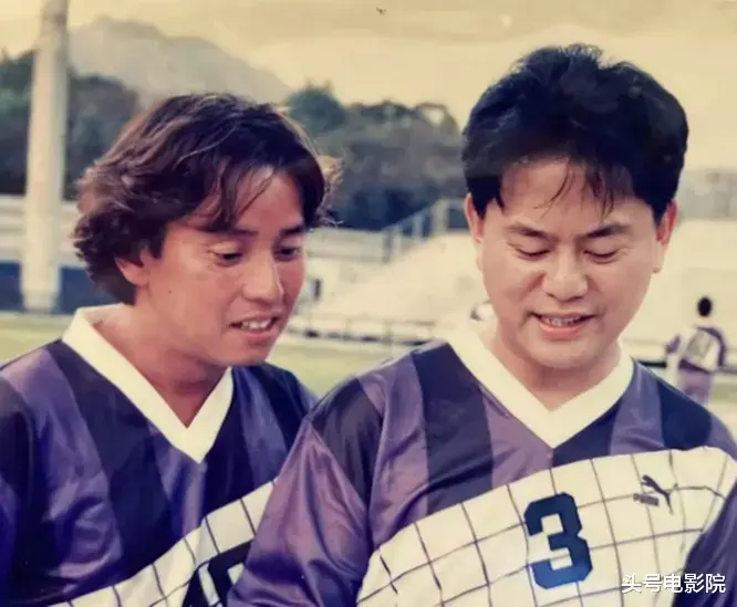 75岁谭咏麟私下视频流出,信息量大!陈百祥左拥右抱,衣服引热议