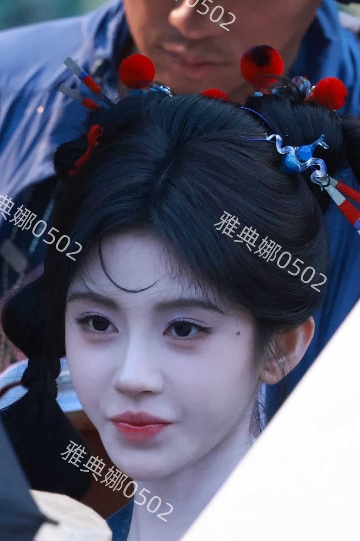 鞠婧祎在新剧《来战》中饰演阿黛，双马尾红头绳的造型机灵俏皮!