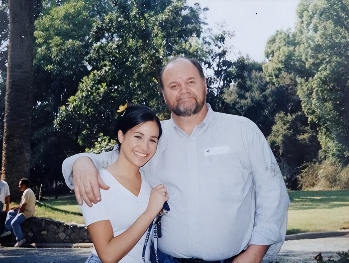 44岁的梅根使花招,借81岁老父亲生病之机,把大家都耍了