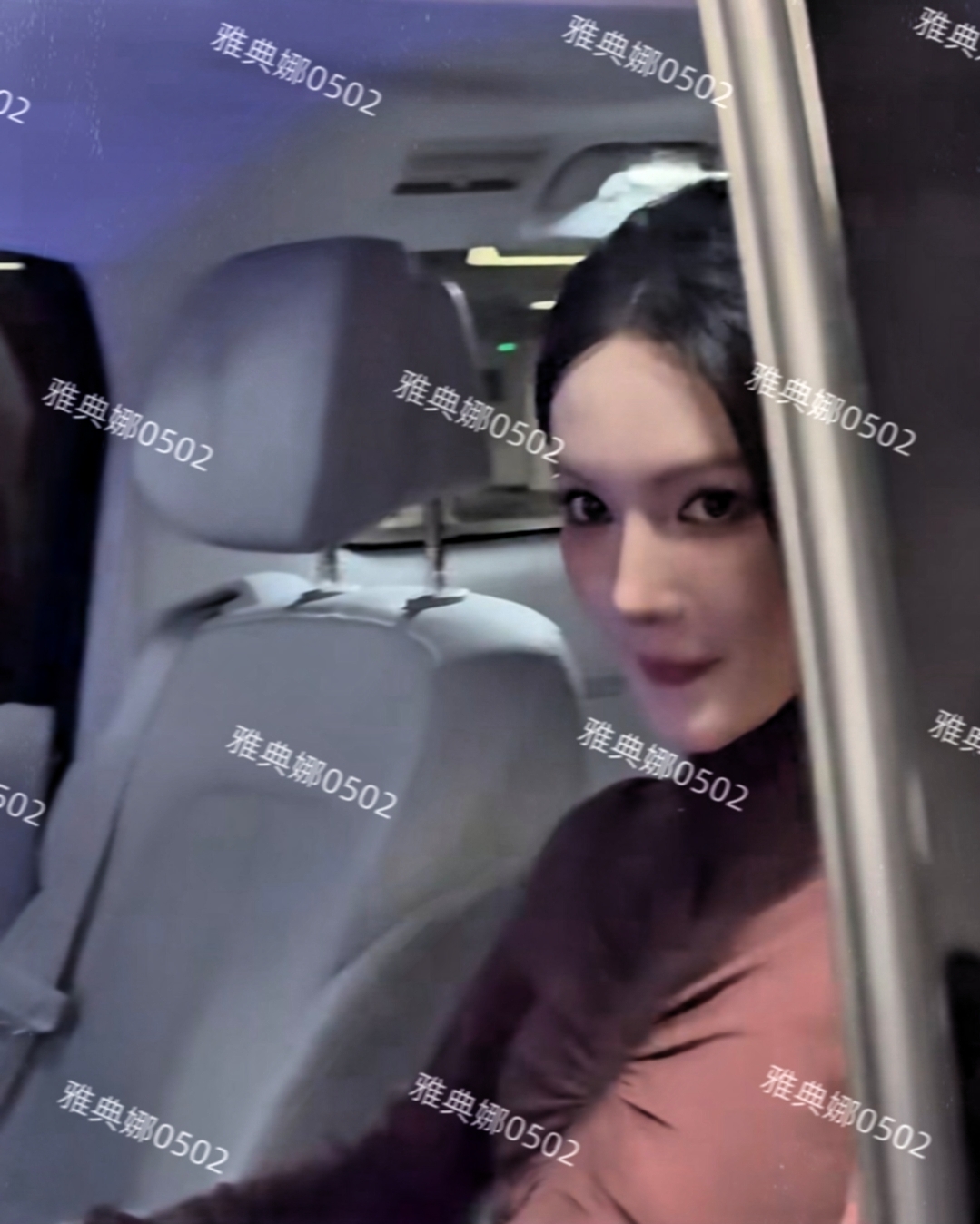 酒店地下停车场偶遇金晨，又瘦又白五官超精致但跟以前又不一样了