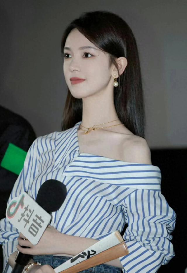 陈瑶露半肩太迷人了 ???