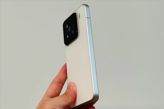 16GB+512GB跌至3688元,极窄直屏+徕卡三摄+龙晶玻璃,终于等到了