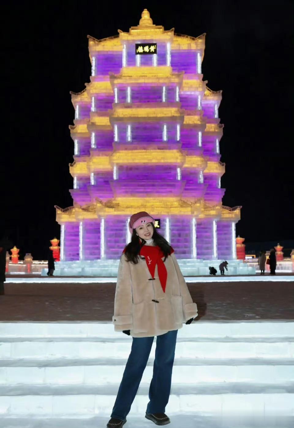 王诗龄打卡哈尔滨冰雪大世界，穿迪奥束腰棉服，捧着冰块好可爱