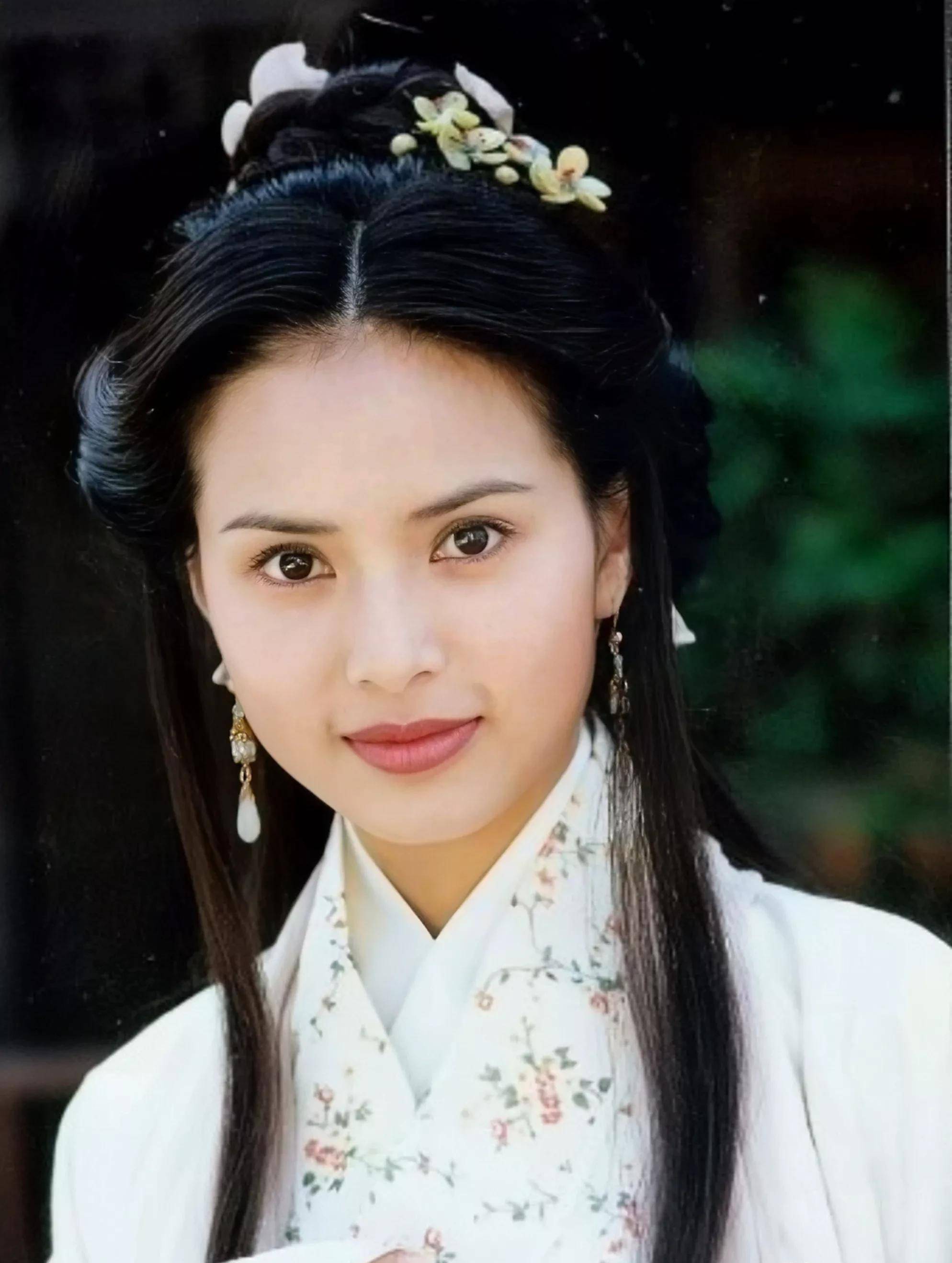 58岁李若彤泰国被偶遇，生图褶多苹果肌吓人，穿露脐装小腹有赘肉