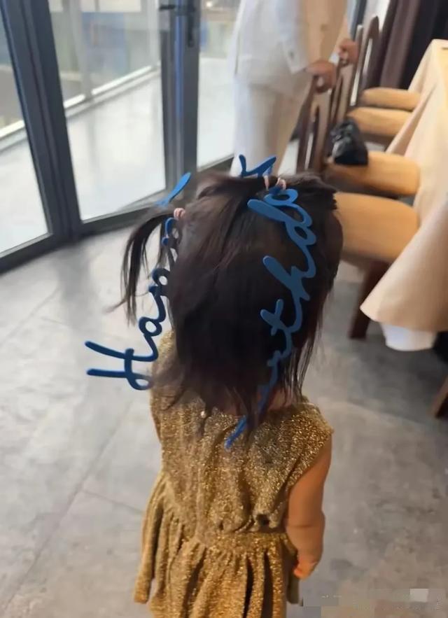 朱珠41岁生日全家福曝光!刘亦菲低调庆生,真实身材引爆审美革命