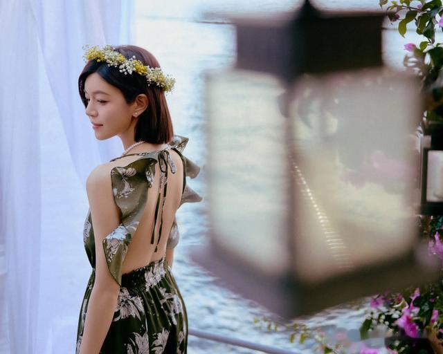 42岁陈妍希穿大露背裙和儿子手牵手庆生,戴花环笑容甜美宛若少女