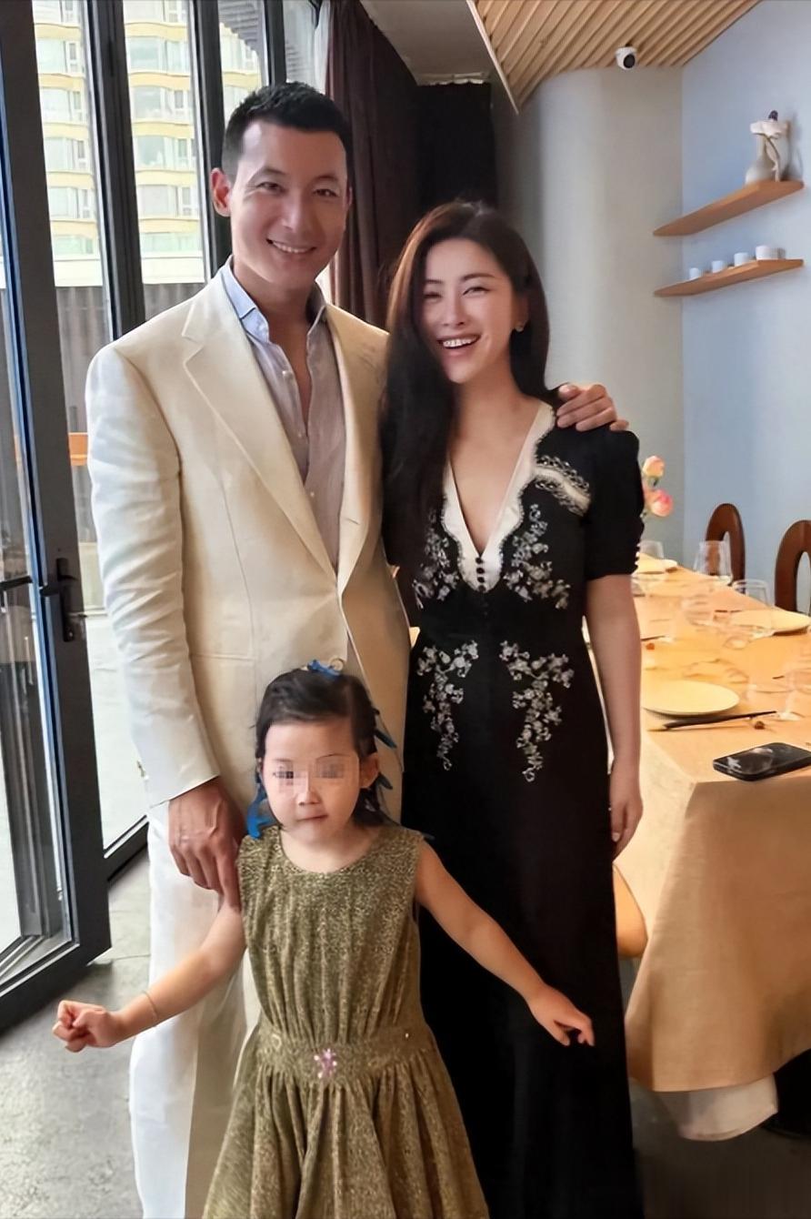 朱珠和老公在新加坡路边等车,她的老公身材高大,长相英俊。