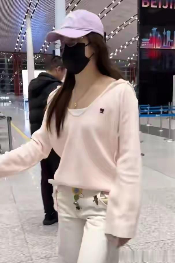 陈梦机场私服太惊艳，简约干净却美到移不开眼，青春感直接拉满
