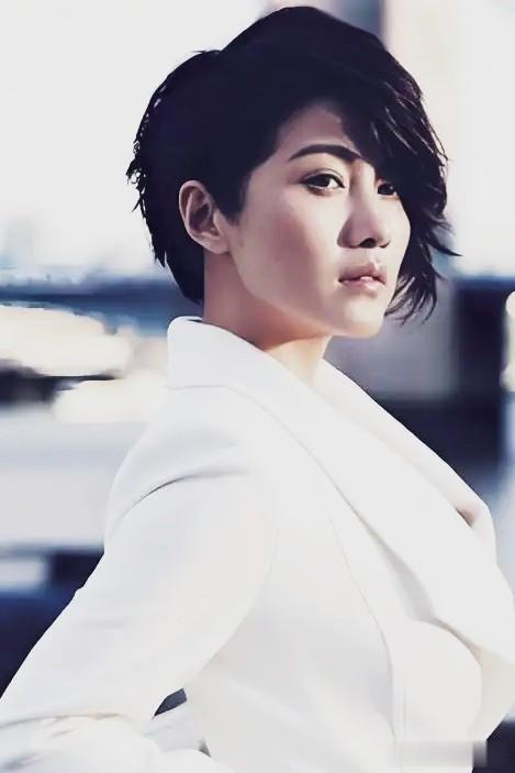 颜丙燕隐藏太深！魔鬼身材从不炫耀，这才是娱乐圈真女王